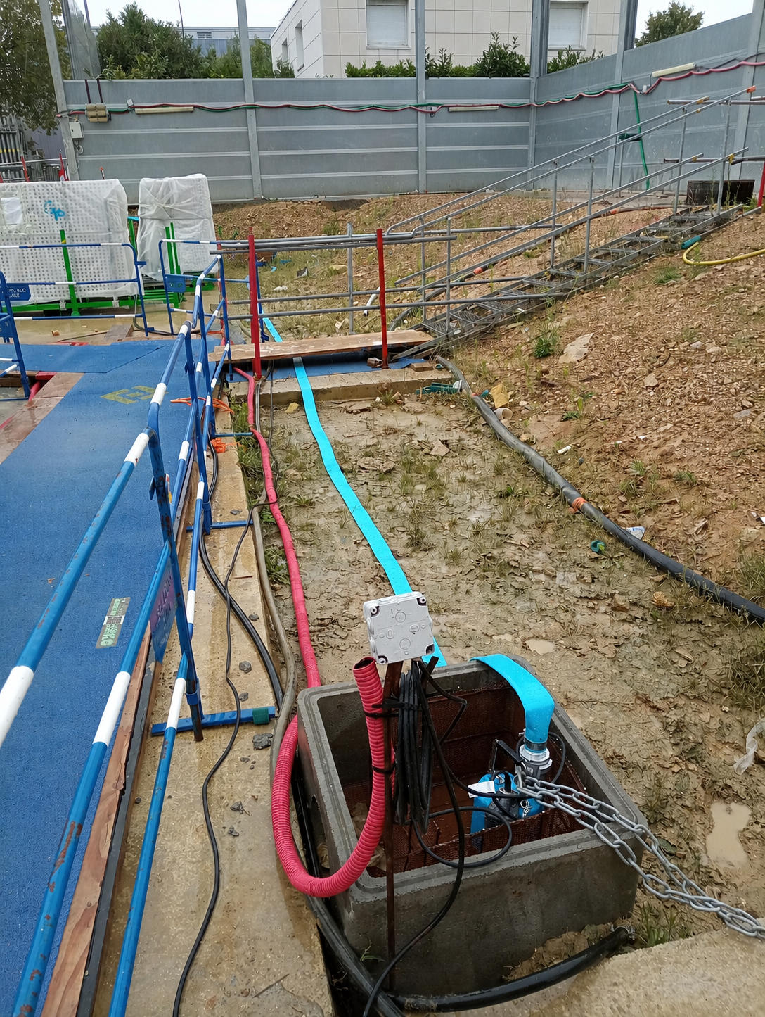 Installation d’une pompe d’exhaure sur chantier