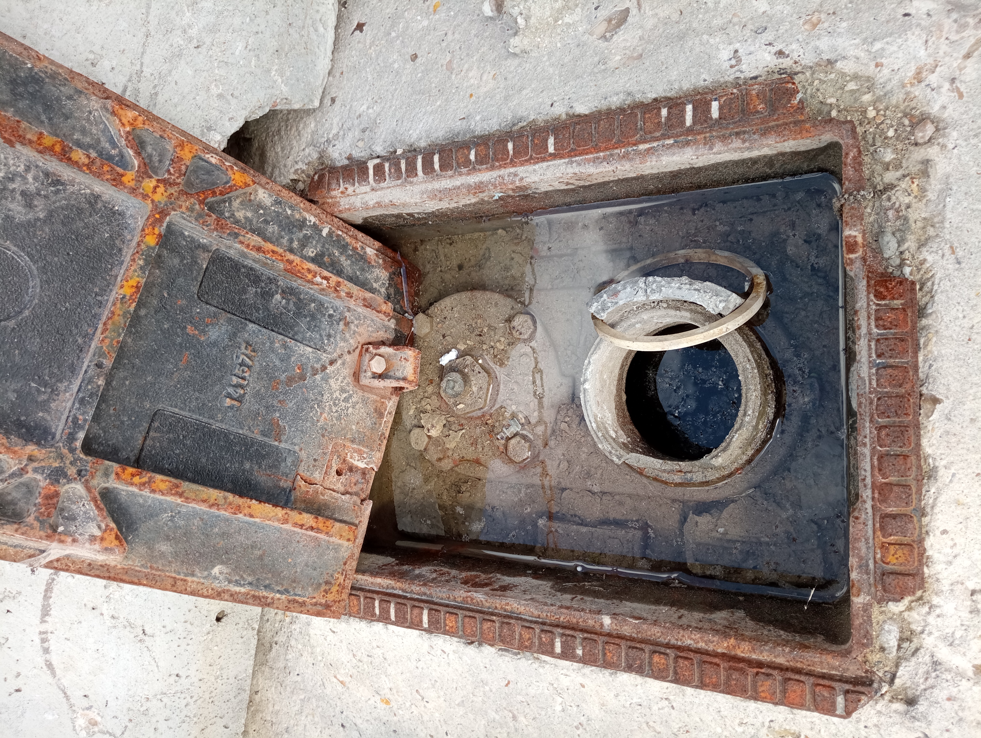 Vanne pompier cassée générant une non-conformité chantier