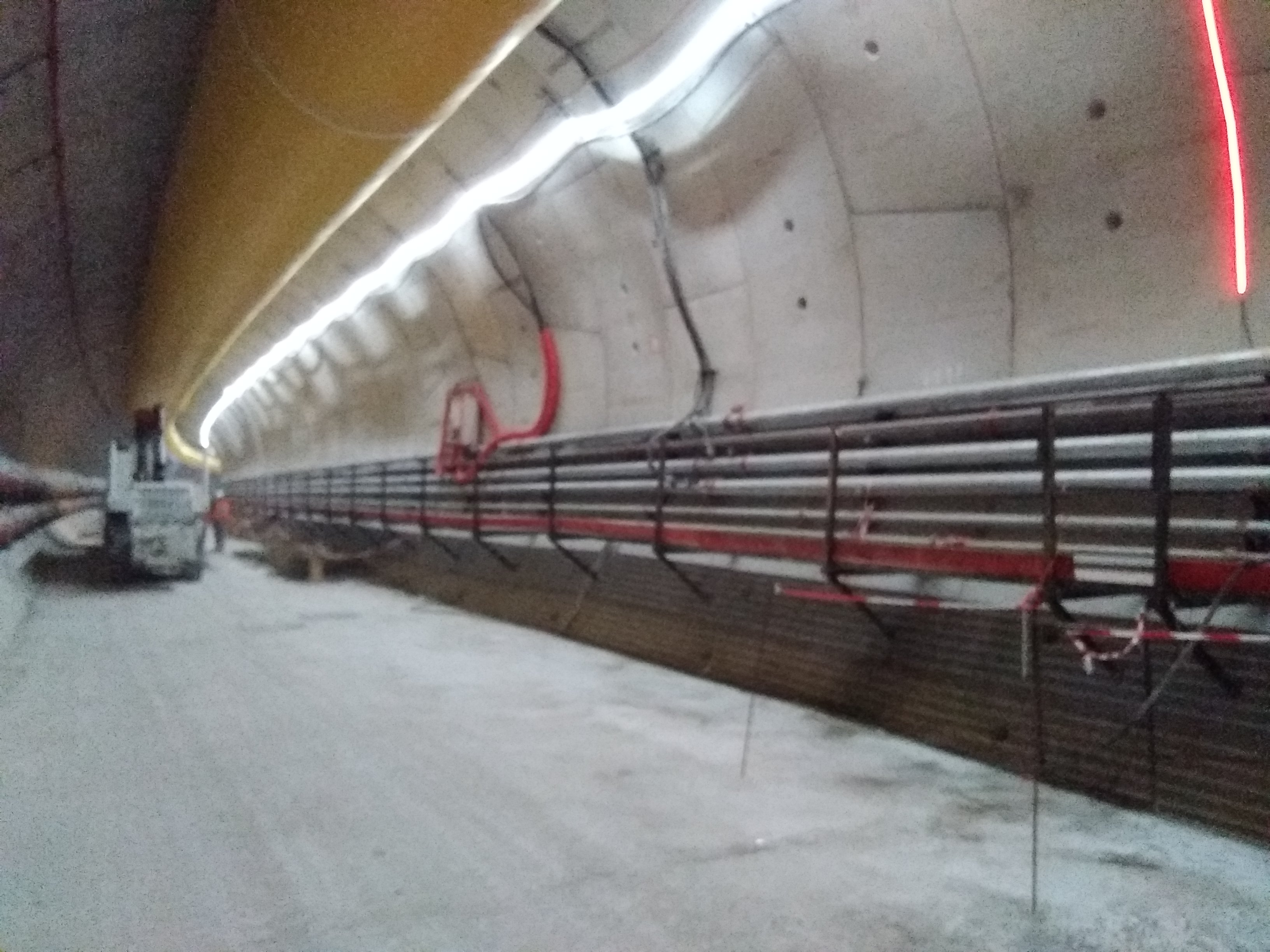 Éclairage basse tension provisoire dans un tunnel en chantier