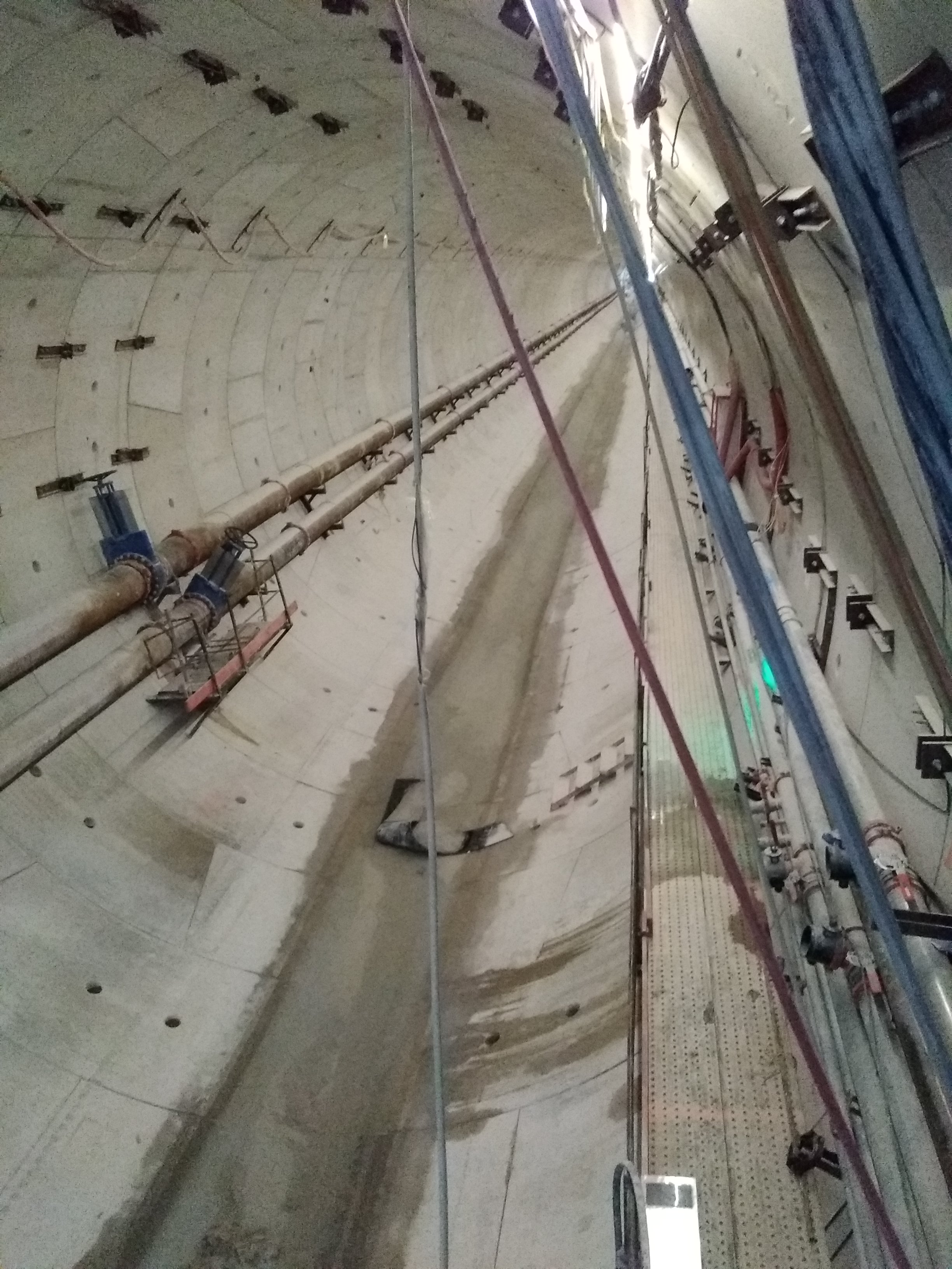 Armoires et coffrets basse tension dans un tunnel en chantier